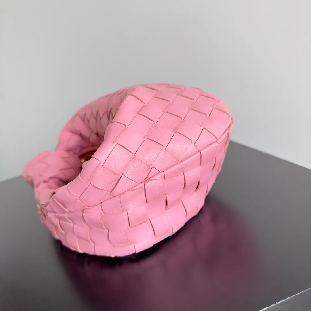 Batch 1120 Bottega veneta͙.——- The latest woven knotted hobo🔥 The top-grade lambskin leather is very soft, the bag shape is unique, practical and durable. It retains the traditional woven elements while being a little more flamboyant ~ Made of hand-woven sheepskin, zipper opening and closing, curved seamless structure, effortless to match. Highly recommended⚠️⚠️⚠️ The most high-end in the market🌈 Welcome to compare [Factory complete package] size: 23x15x5cm.   Model: 651876
